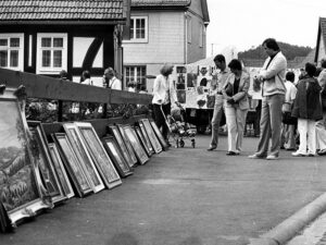 1980: Bilder von Künstlern der Kunststage auf der Straße in Kleinsassen.