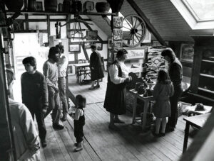 1983: Eröffnung der Kunst- und Handwerksscheune Storch.