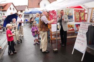 2011: Versteigerung der Kunstobjekte mit Eberhard Lauer.